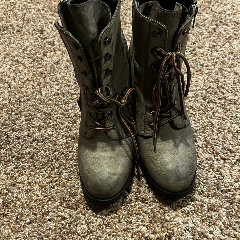 Maurices Grey Faux Leather Platform Lace Up Boots Womens Size‎ 10M 3.5" Heel